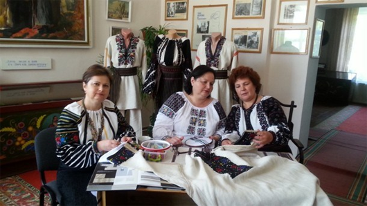 У Тернополі майстрині гаптують борщівську сорочку кримчанину Володимиру Балуху