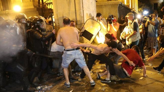 Протести в Грузії: постраждали 240 людей, двом лікарі видалили очі