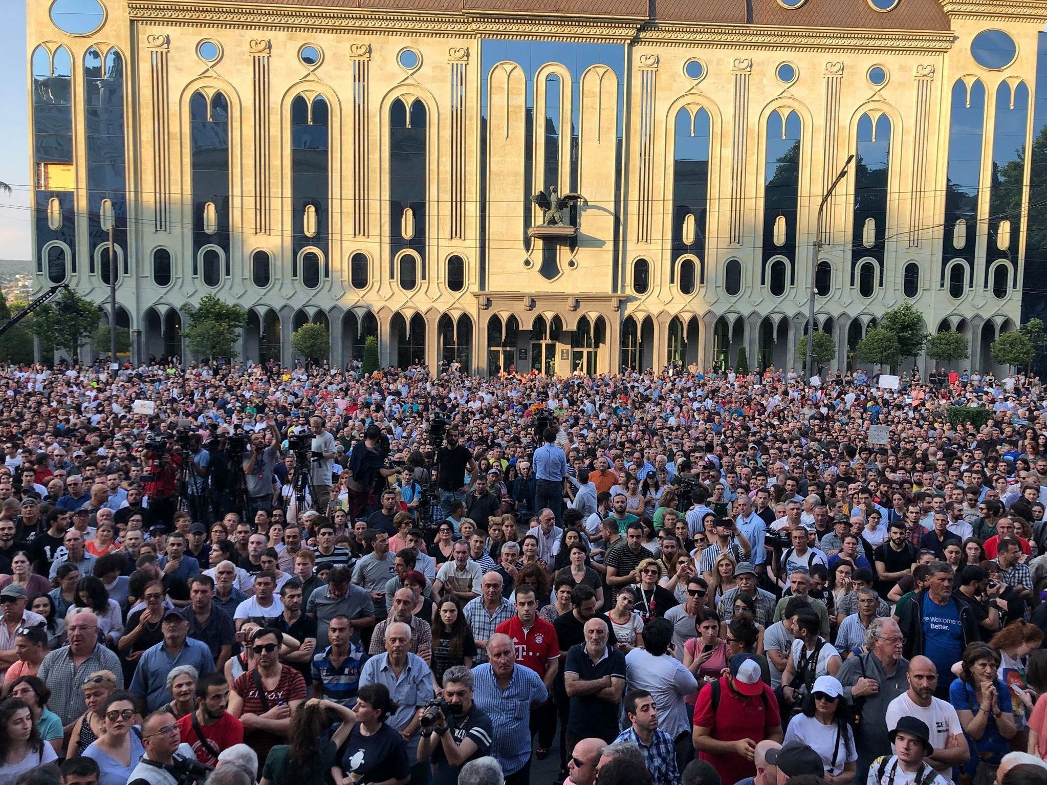 Під парламентом Грузії зібралися 2 тисячі протестувальників (фото, відео)
