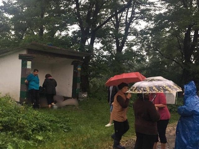 На Івано-Франківщині блискавка влучила в зупинку: загинули 3 людей
