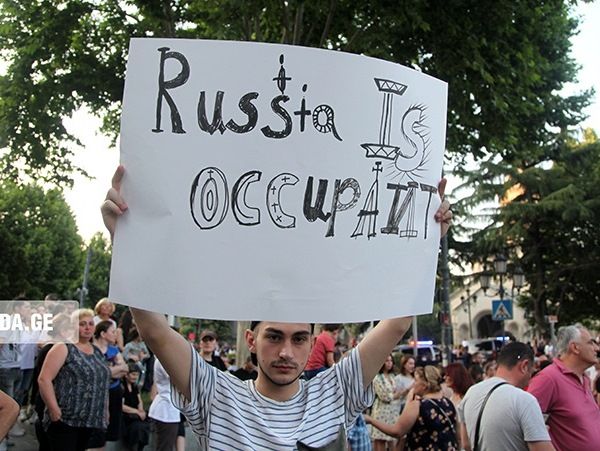 Вночі під парламентом Грузії протестували з вигуками «Путін - х..ло» (відео)