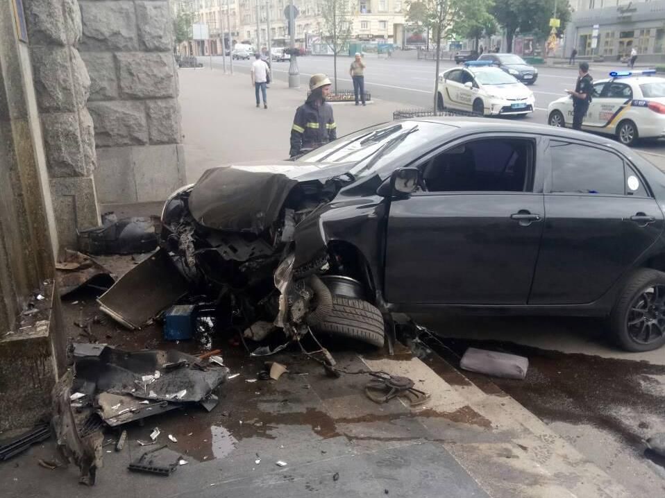 У Харкові автівка влетіла в будівлю міської ради (фото)