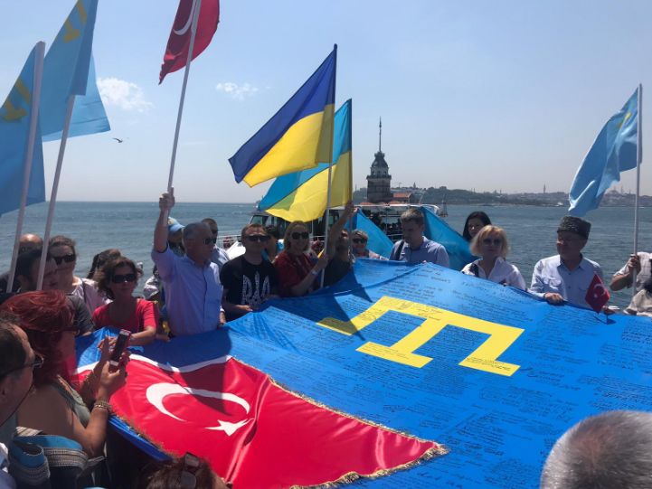 У Стамбулі провели акцію «Крим - це Україна!» (фото, відео)