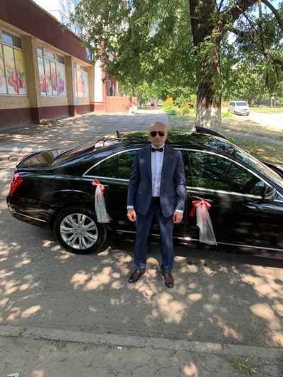 Як обіцяв: мер Черкас відвіз до РАЦСу першу пару молодят
