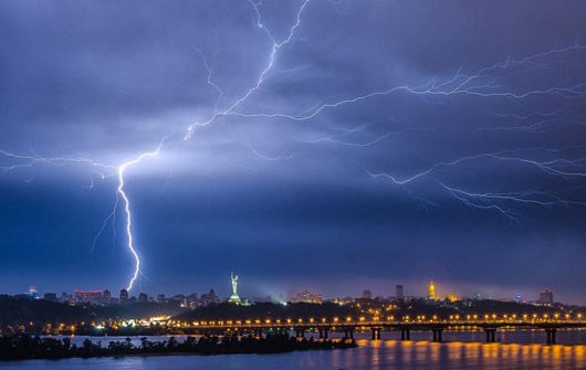 За спекою — грози: у багатьох регіонах України оголошено штормове попередження