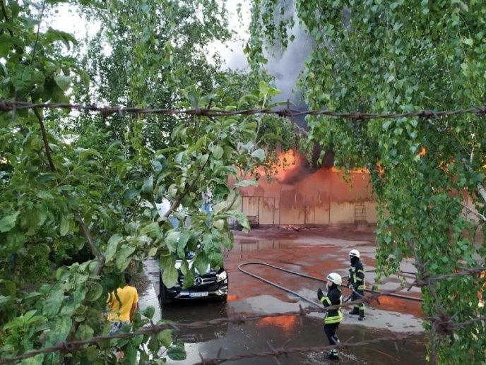 У Києві сталася пожежа на складі з секонд-хендом