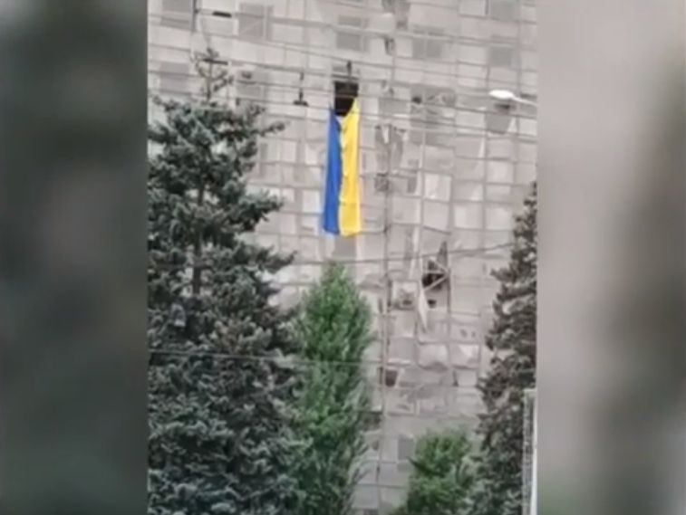 В центрі окупованого Донецька до Дня Конституції майорів прапор України й звучав гімн (відео)