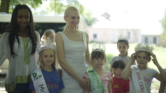 «Місіс Планета 2018» і «Місіс Україна World 2018» Анна Горбань: «До шкіл в Авдіївці, Зайцевому та Світлодарську привезла майже 1,5 тисячі книжок»