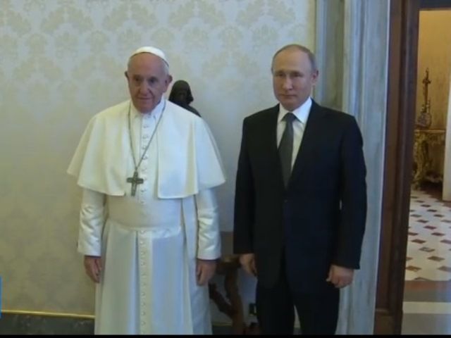 Путін на годину запізнився на зустріч з Папою Римським (фото)