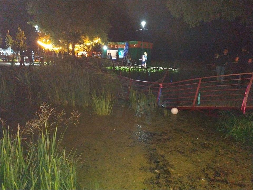 На Купала на набережній в Ірпені завалився пішохідний міст (фото, відео)