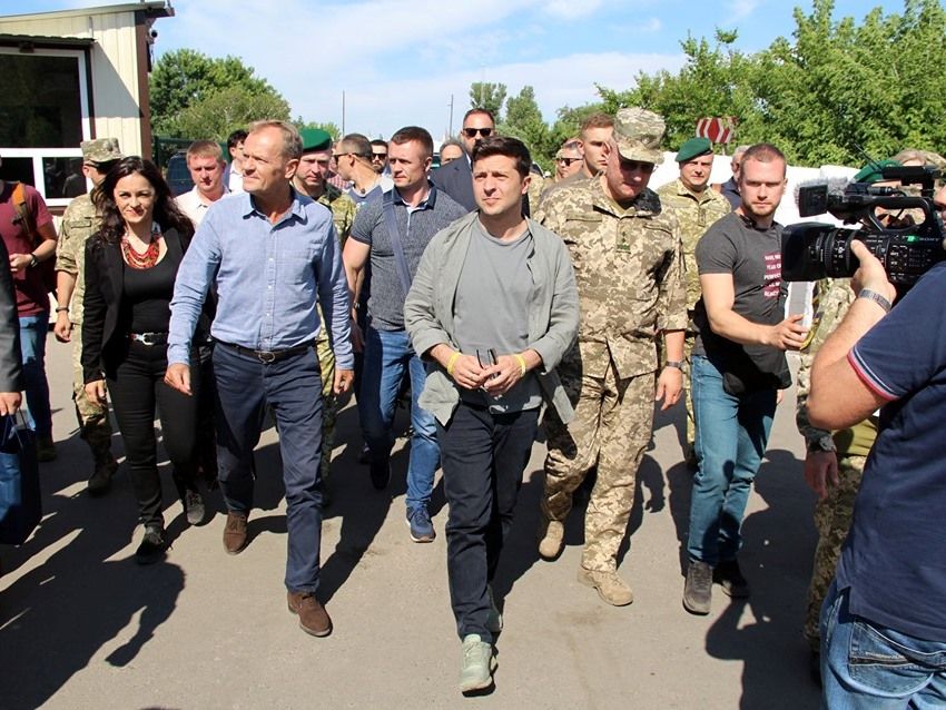 Зеленський і Туск зайшли вглиб зони розведення у Станиці Луганській (фото)