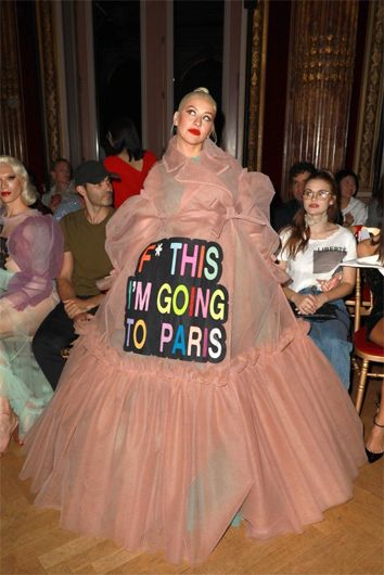 Крістіна Агілера з'явилась у провокативному вбранні на показі в Парижі