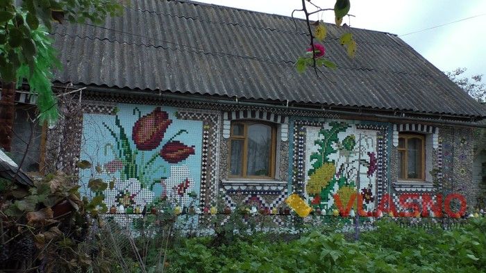 У Літині Микола Демков «вишив» свою хату камінцями, пластиковими кришечками та склом