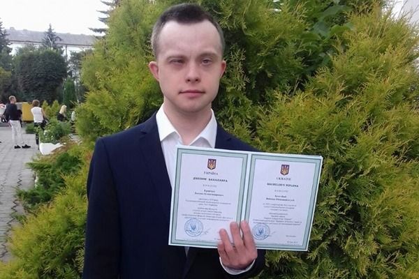 Хлопець з синдромом Дауна вперше здобув вищу освіту в Україні