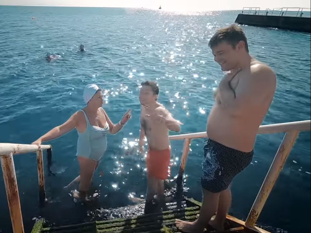 Зеленський і Богдан на камеру в плавках купалися в Одесі (відео)