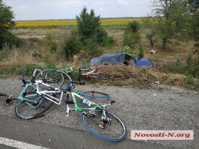 Під Миколаєвом автівка в'їхала в групу дітей-велосипедистів