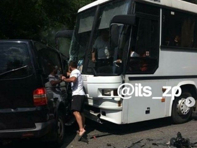 Кортеж Державної охорони спричинив аварію на Запоріжжі, «підрізавши» автобуси з дітьми