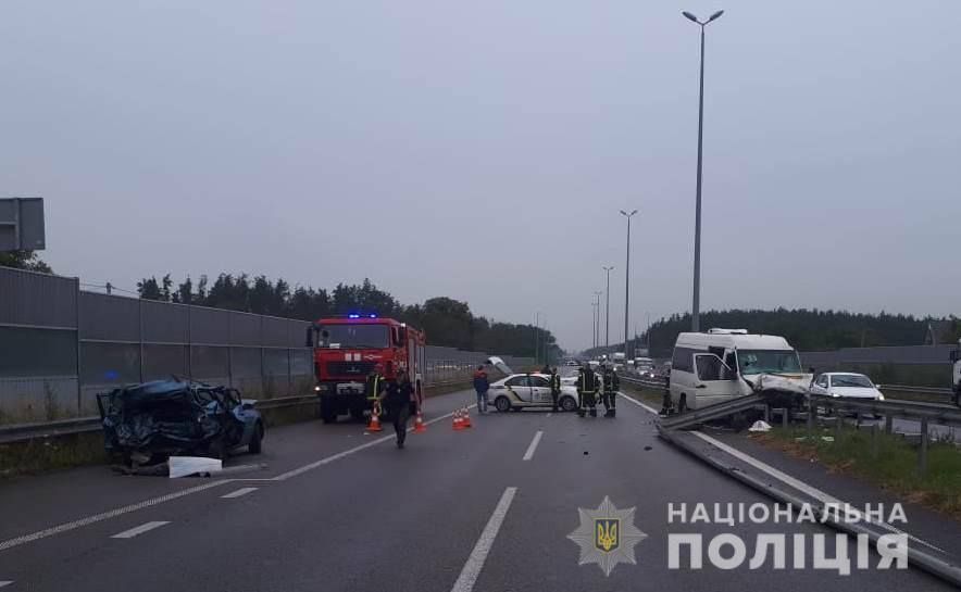 Під Києвом зіткнулись маршрутка та легковик: троє загиблих