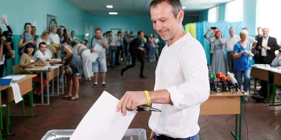 «Нам потрібні зміни»: Вакарчук проголосував на дострокових виборах до Верховної Ради