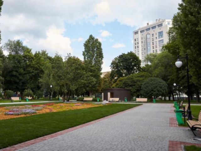Золоті лавочки-2: мерія Харкова продовжує облаштовувати парки утридорога