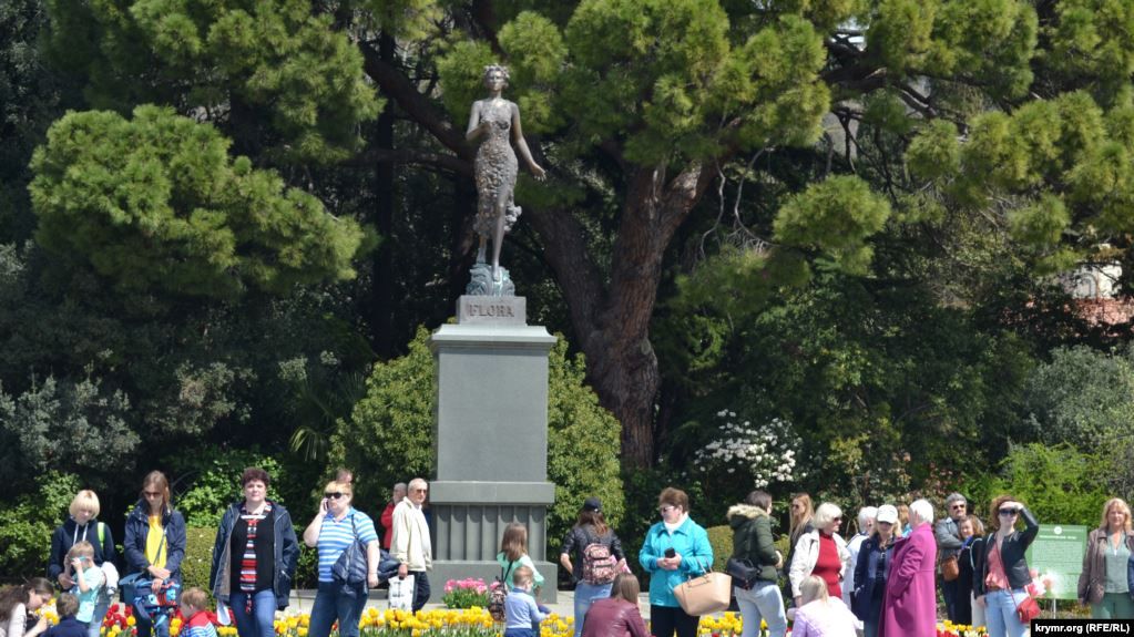 Повернення до комунізму: в Криму статую богині Флори замінять на бюст Леніна