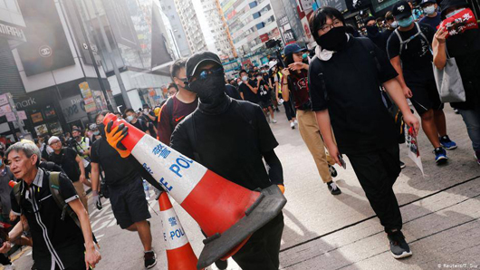 Восьмий тиждень масових протестів у Гонконзі закінчився барикадами і спробою штурму китайського представництва