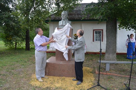 На Сумщині встановили погруддя письменнику Олексі Ющенку
