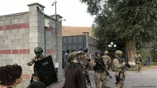 На те він і Алмаз: експрезидент Киргизстану відбивається від спецпризначенців