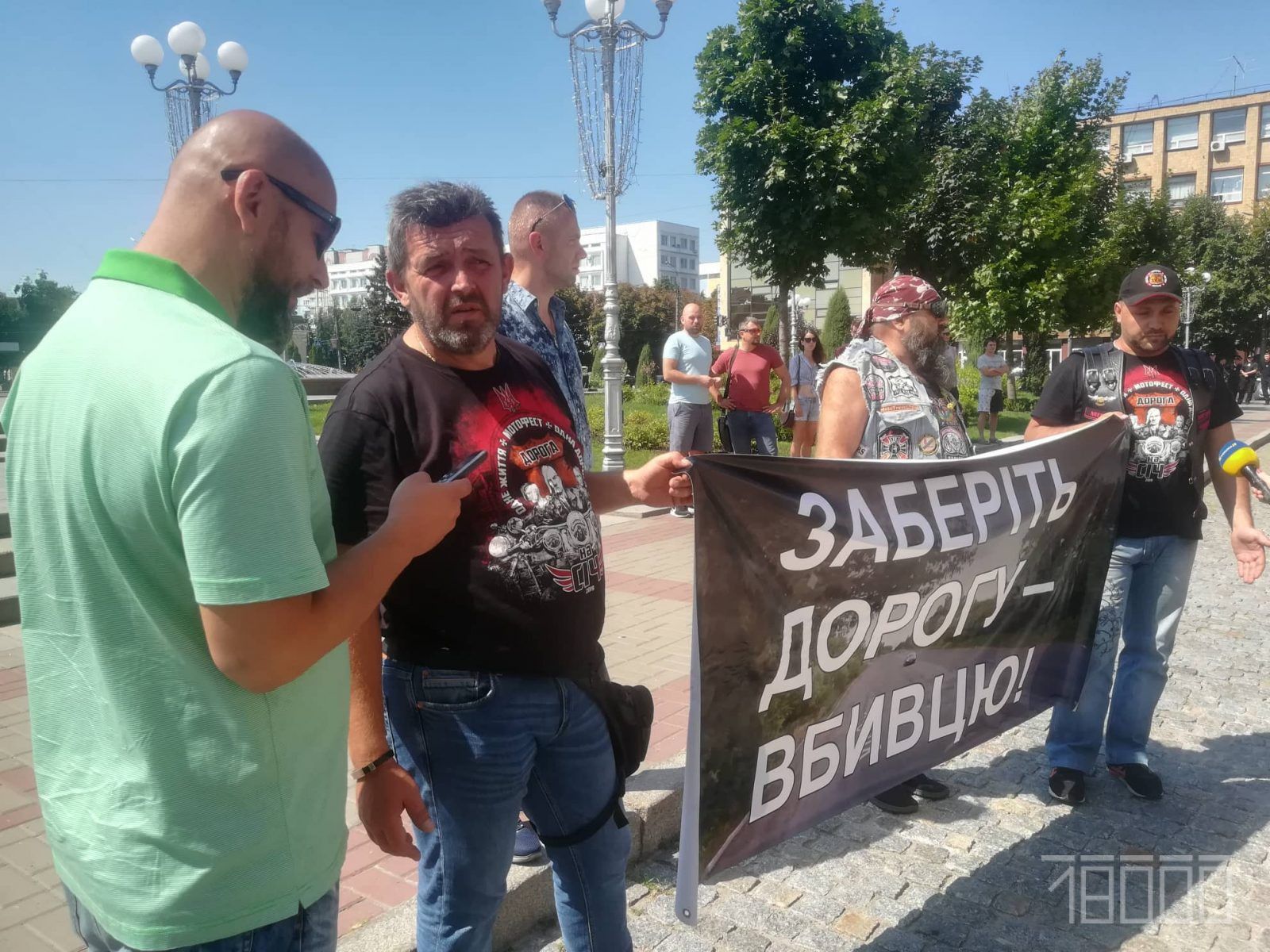 У Черкасах через нічийну дорогу, де загинув байкер, мітингували його друзі-мотициклісти