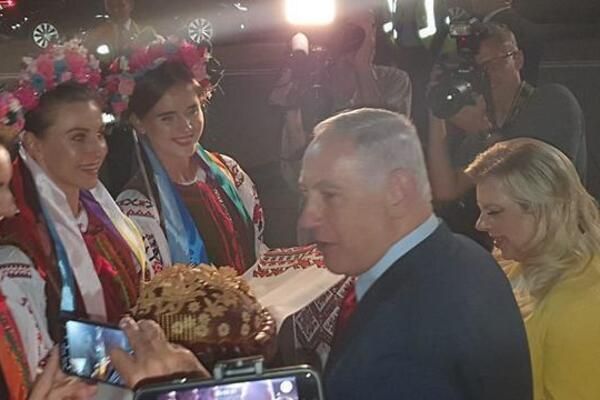 Забули Голодомор?: у мережі повстали проти дружини Нетаньяху за кинутий на землю коровай