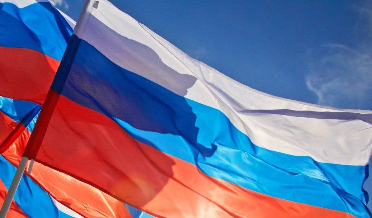 В окупованому Донецьку замість прапорів "ДНР" підняли російський триколор