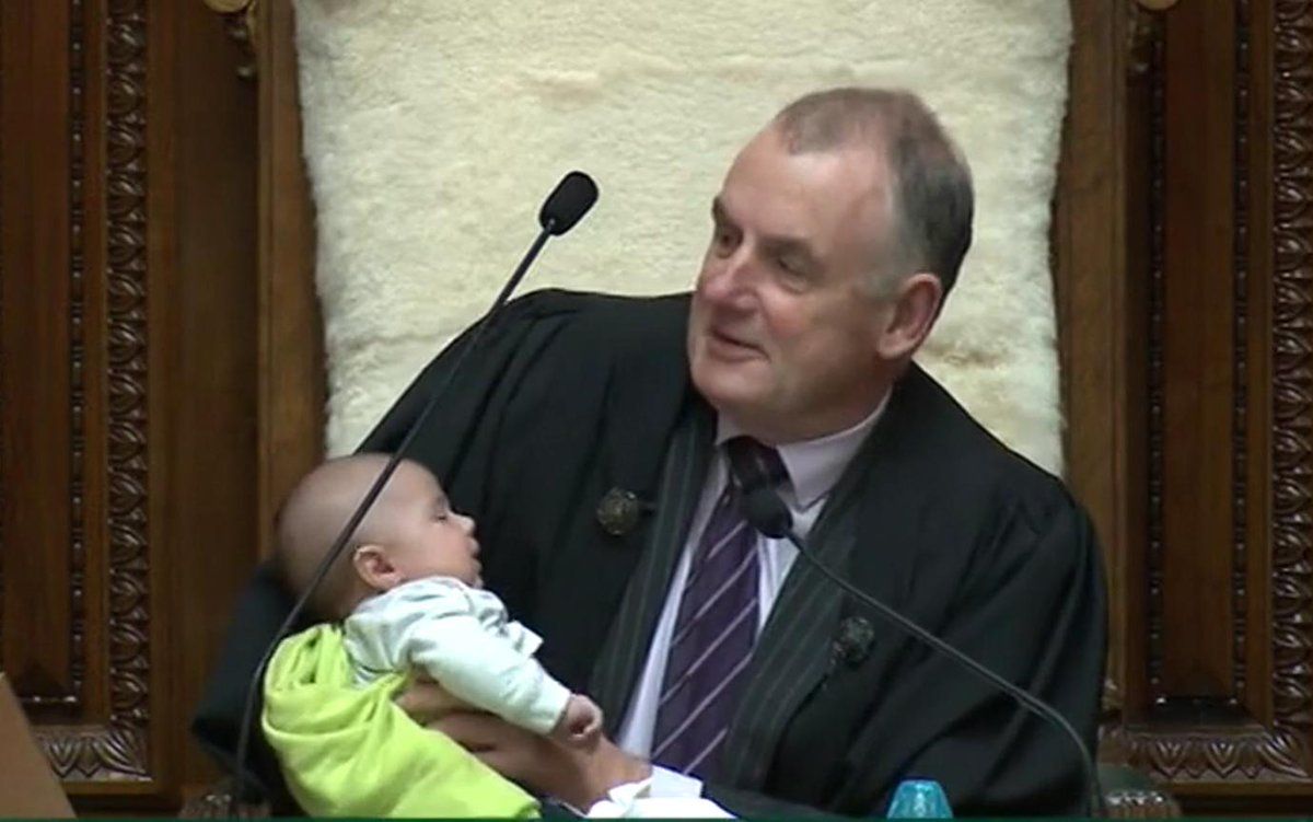 Новозеландський спікер годував дитину одного з депутатів під час виступу(відео)