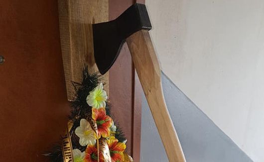 Харківському правозахиснику Роману Лихачову до дверей підкинули сокиру та повний похоронний набір