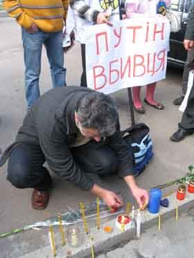 Свічки біля російського посольства