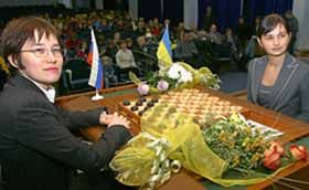 Удома лише стіни й допомагають