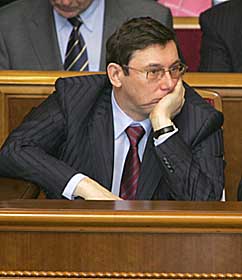 Б'ЮТь навіть свої...