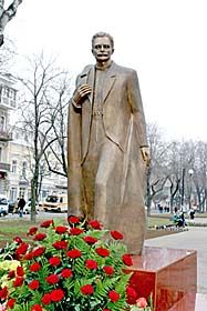 Висічений з каменю, але в бронзі