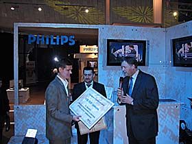 Георгій Дерновий, переможець конкурсу винахідників, отримав сертифікат на сто тисяч гривень від гендиректора компанії «Філіпс» в Україні Йооста Леефланга та почесну грамоту від голови Держдепартаменту інтелектуальної власності Миколи Палладія.