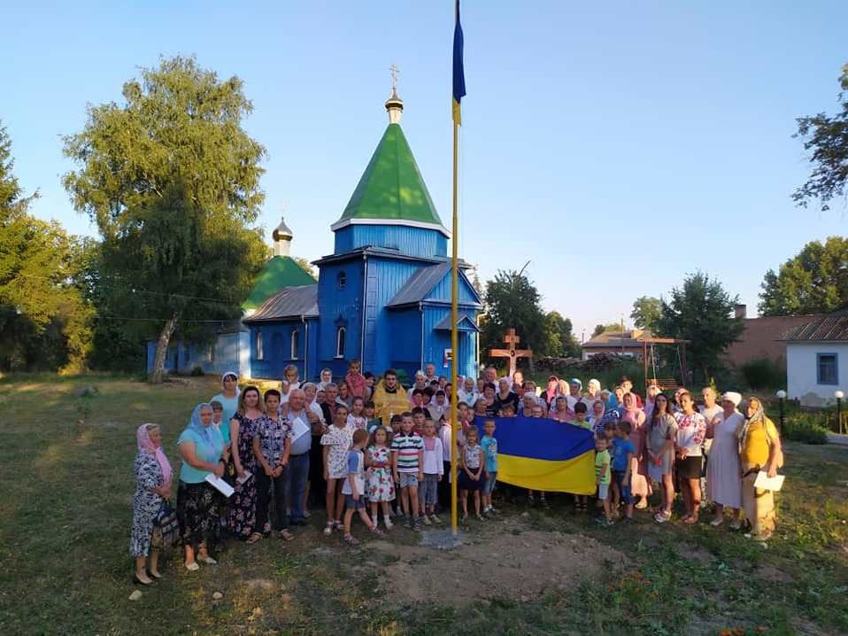 Прихильники УПЦ МП зняли прапор України біля храму на Вінниччині