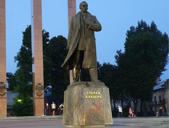 У Львові на пам'ятнику Бандері намалювали серп і молот