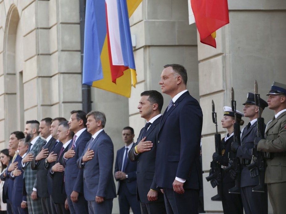 Зеленський готовий дозволити Польщі ексгумацію поховань в Україні