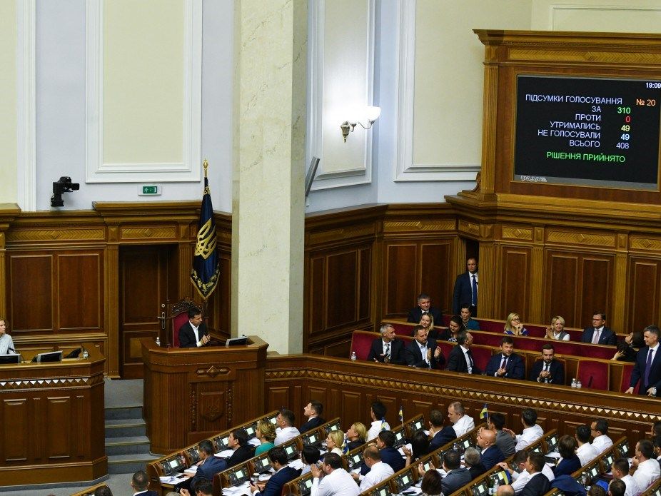 Депутати нової Ради почали роботу зі скандалу через графік сесій