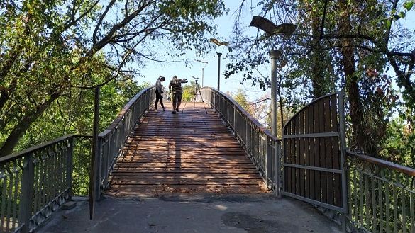 Для черкащан відтюнінгували улюблену місцинку обласного парку — Міст кохання