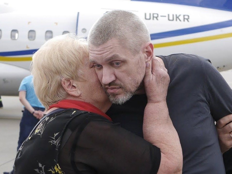 Станіслав Клих з матір'ю в аеропорту "Бориспіль"