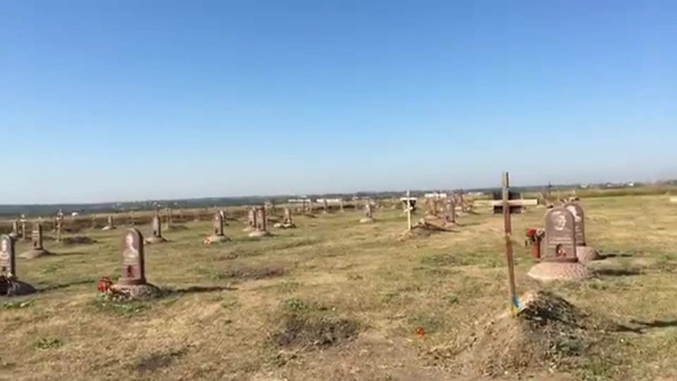 У Дніпрі комунальники зняли прапори з могил загиблих бійців