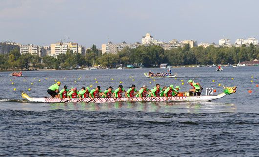 Боротьба «Драконів» на водах Дніпра: понад 2 тисячі спортсменів у Києві змагалися на човнах