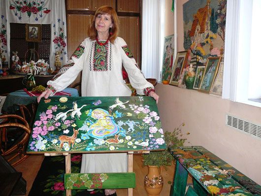 Хто на лавочці сидів: волонтерка з Полтави розмальовує меблі у веселі кольори й передає їх на фронт
