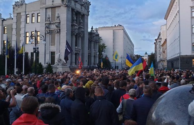 Під Офісом президента мітингували проти «формули Штайнмайєра» (відео)
