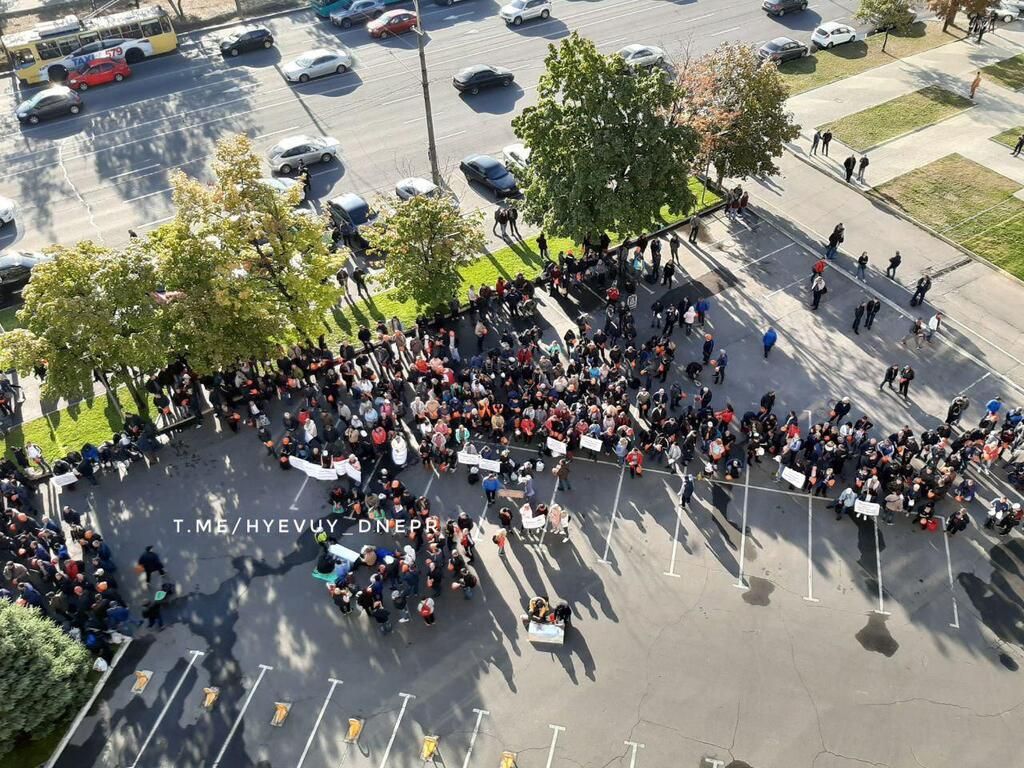 500 працівників заводу Коломойського пікетують під офісом Приватбанку у Дніпрі