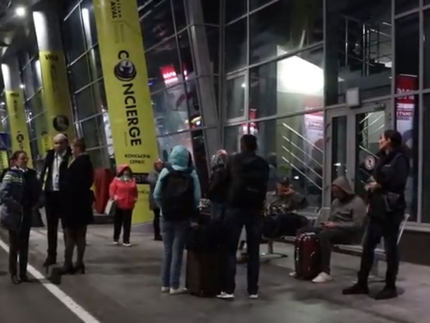 Аеропорт «Київ» евакуювали через повідомлення про бомбу (відео)